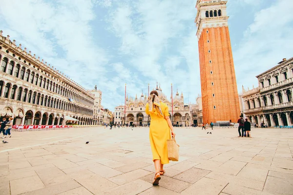 Kobieta Eleganckiej Żółtej Sukience Słomkową Torbą Przechodzącą Obok Placu Świętego — Zdjęcie stockowe