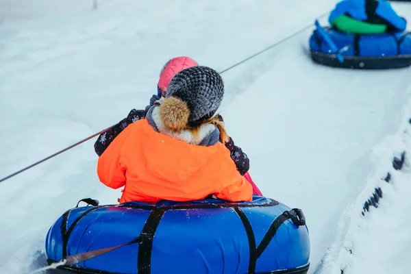 Lijn Voor Sneeuw Slangen Mensen Naar Heuvel Trekken Winteractiviteiten — Stockfoto