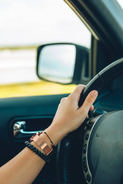 Женщина Руки Руле Вождения Близкого Расстояния Автомобиля — стоковое фото