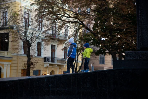 Lviv Ucrania Septiembre 2018 Niño Jugando Aire Libre Ropa Otoño — Foto de Stock