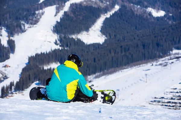 Muž Sedí Snowboardem Vrcholu Kopce Krásným Výhledem Kopírovat Prostor Slunečný — Stock fotografie