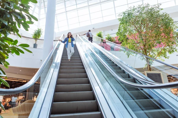 Woman City Mall Walking Escalator Fashion Shopping — Stock Photo, Image