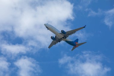 Gökyüzü seyahati konseptinde uçak kopyalama alanı