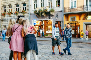 Lviv, Ukrayna - 5 Eylül 2019: Şehir meydanında selfie çeken turist arkadaşlar