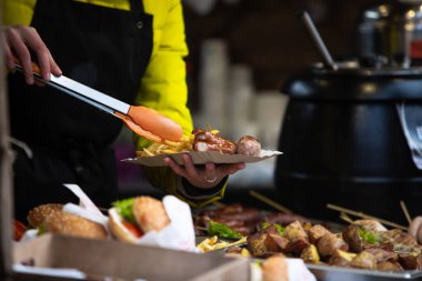Fast food festivali. Kış zamanı. Uzayın kopyası.