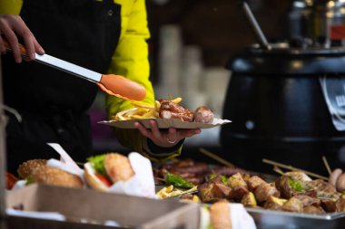 Fast food festivali. Kış zamanı. Uzayın kopyası.