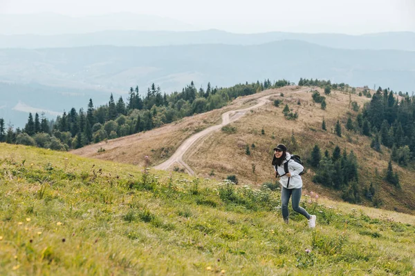 Kvinna Med Ryggsäck Vandring Bergen Höstsäsong — Stockfoto