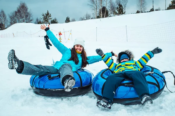 Junge Frau Mit Kleinem Kind Auf Schneeröhren Winterfreizeit — Stockfoto