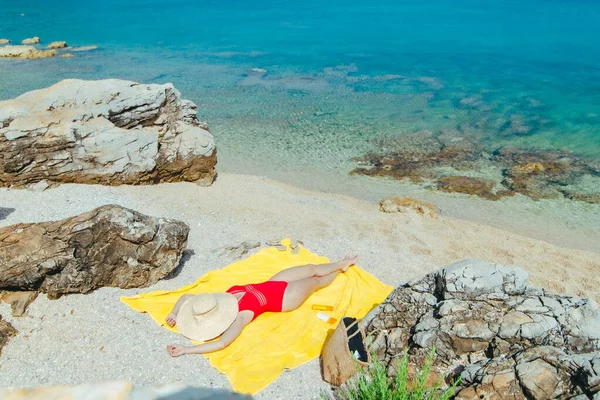 Žena Opalování Mořské Pláži Slunečného Dne Koncepce Letních Prázdnin — Stock fotografie