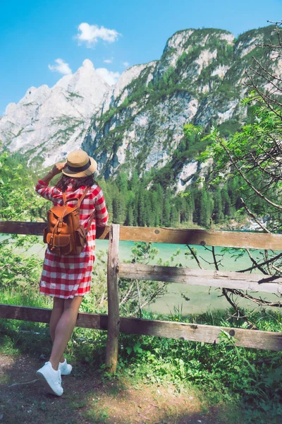 山の中の湖の前に立つ女性夏の旅行のコンセプト — ストック写真