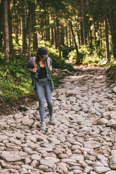 Donna Con Zaino Escursionismo Nella Foresta Sentiero Pietra Concetto Viaggio — Foto Stock