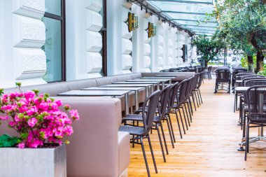 Sabahları dışarıdaki cafe restoranını gören kimse yok.