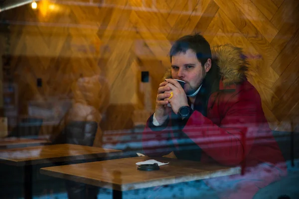 Hombre Cafetería Abrigo Rojo Invierno Bebiendo Calentándose Dentro — Foto de Stock