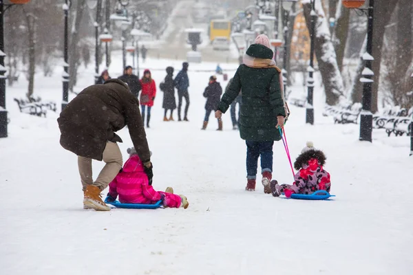 Niños Deslizándose Colina Invierno Parque Ciudad Padres Empujando Divertirse — Foto de Stock