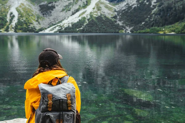 Γυναίκα Backpacker Κάθεται Στο Βράχο Απολαμβάνοντας Θέα Της Λίμνης Tatra — Φωτογραφία Αρχείου