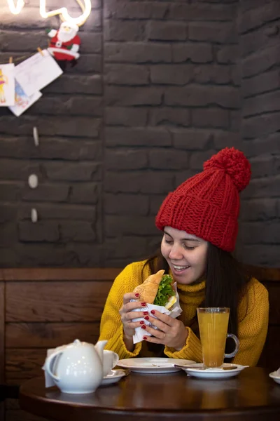 Joven Feliz Mujer Rojo Sombrero Invierno Traje Sentado Cafetería Beber — Foto de Stock