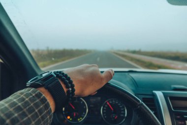 Araba yolculuğu konsepti adamım direksiyonda direksiyon hızında fotokopi uzayı