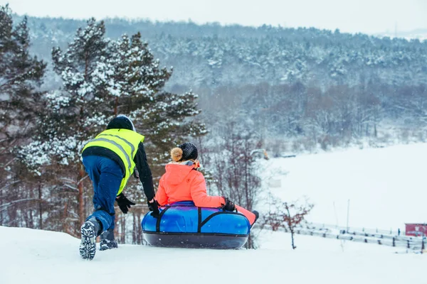 Atividades Divertidas Inverno Passeio Para Baixo Pela Colina Tubulação Neve — Fotografia de Stock