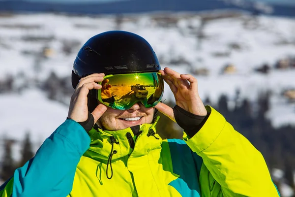Homem Capacete Máscara Esqui Reflexão Atividade Inverno Dia Ensolarado — Fotografia de Stock