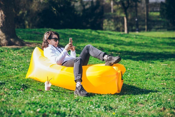 Jonge Mooie Vrouw Gele Opblaasbare Matras Stadspark Surfen Telefoon Zonnige — Stockfoto