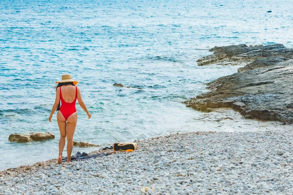 Giovane Bella Donna Cappello Paglia Mare Spiaggia Vacanza Estiva Costume — Foto Stock