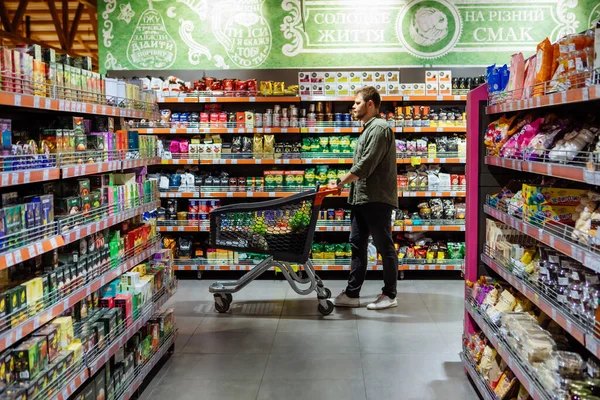 Young Man Shopping Cart Store Shelf Grocery — Stock Photo, Image