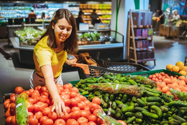 女人选择红色西红柿从商店货架杂货店购物概念 — 图库照片