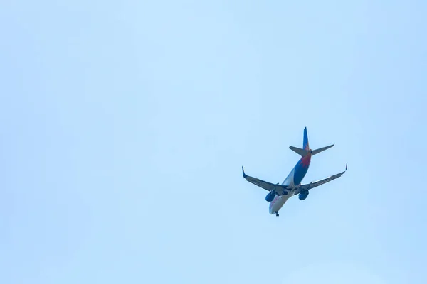 空の旅のコンセプトコピースペースの飛行機 — ストック写真