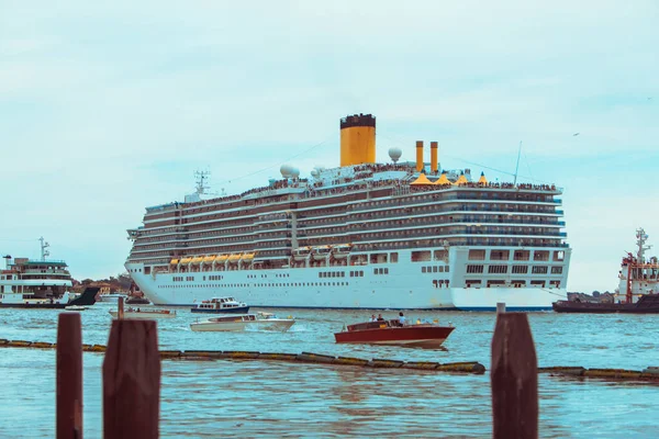 Vista Navio Cruzeiro Baía Cidade Conceito Férias Verão — Fotografia de Stock