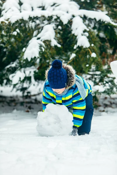 Kleine Schattige Jongen Die Sneeuwman Maakt Grote Sneeuwbal Rollen Wintervakantie — Stockfoto