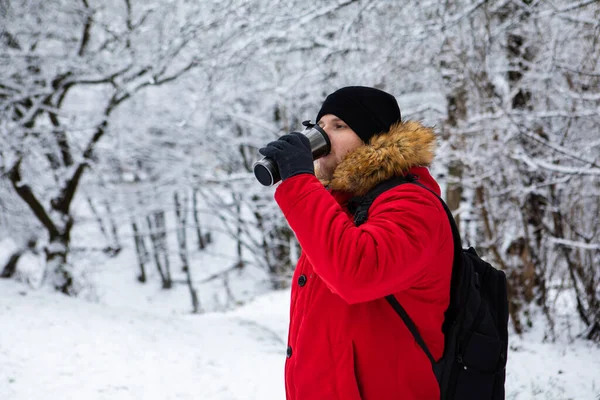 Hombre Beber Bebida Caliente Afuera Frío Nevado Invierno Día Copia — Foto de Stock