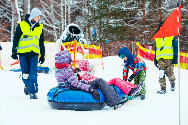 Lviv Ukraine Januar 2019 Aktivitäten Mit Winterspaß Hügelabwärts Auf Snow — Stockfoto