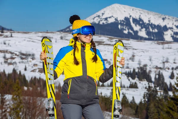 Junge Lächelnde Hübsche Frau Mit Ski Berge Hintergrund Winterreisen Kopierraum — Stockfoto