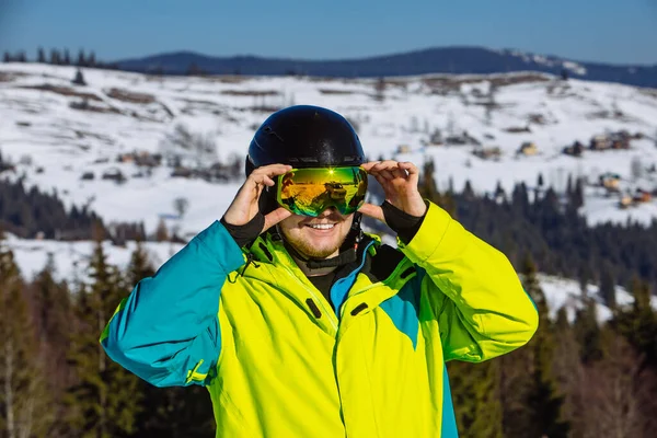 Человек Шлеме Лыжной Маске Отражение Зимняя Активность Солнечный День — стоковое фото