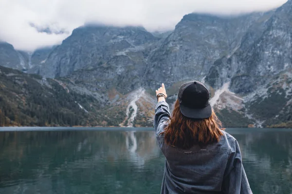 Mulher Tentando Alcançar Paisagem Céu Vista Lago Montanhas Tatra Parque — Fotografia de Stock