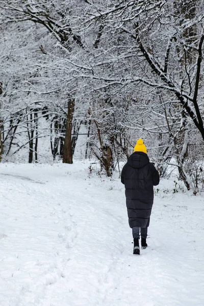 Kvinna Svart Vinter Rock Och Gul Hatt Promenader Genom Snöade — Stockfoto