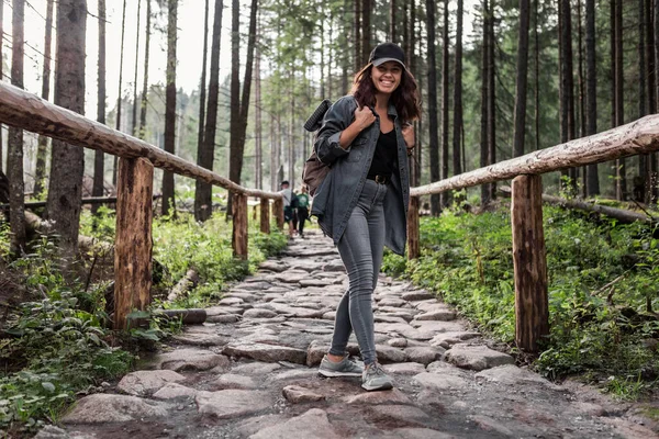Sorridente Bella Donna Con Zaino Concetto Escursionismo Sentiero Foresta Piena — Foto Stock