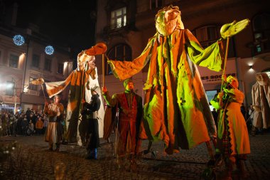 Lviv, Ukrayna - 25 Aralık 2017: Şehir meydanında İsa 'nın doğumu oyunu. Gece vakti.