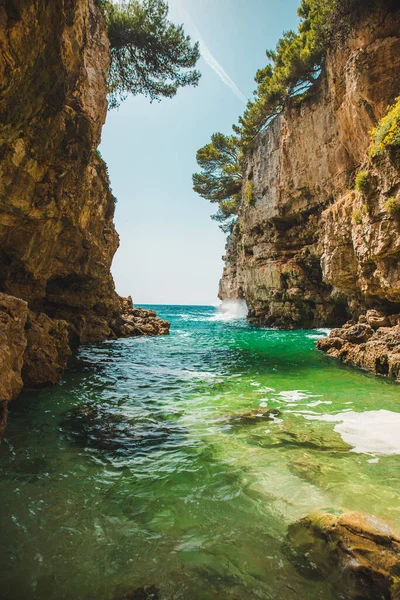 Vista Bahía Mar Entre Rocas Verano Día Soleado —  Fotos de Stock