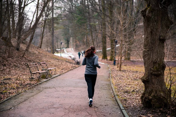 Femeie Jogging Rulează Iarnă Parc Rece Sezon — Fotografie, imagine de stoc