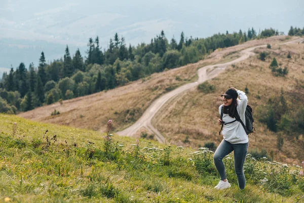 Mulher Com Mochila Caminhadas Nas Montanhas Estação Outono — Fotografia de Stock