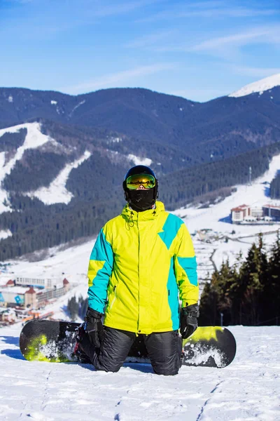 Homem Topo Colina Com Snowboard Dia Ensolarado Montanhas Inverno — Fotografia de Stock