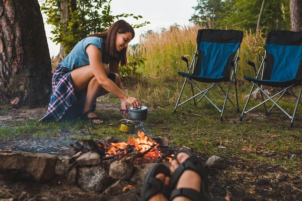 Couple Resting Bonfire Woman Cooking Outdoors Fire Hiking Concept — Stock Photo, Image