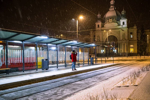 Man Rode Winterjas Staan Bij Bus Tramhalte Wachten Het Openbaar — Stockfoto