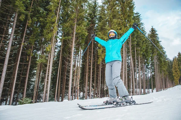 Jovem Mulher Adulta Esquiando Actividade Desportiva Inverno Espaço Cópia — Fotografia de Stock