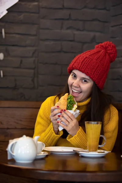 Joven Feliz Mujer Rojo Sombrero Invierno Traje Sentado Cafetería Beber — Foto de Stock