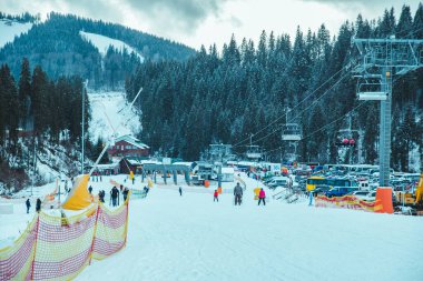 Bukovel, Ukrayna - 9 Aralık 2018: kar yağdı tepeden Kayak insanlar. kış spor aktivitesi. tatil kavramı