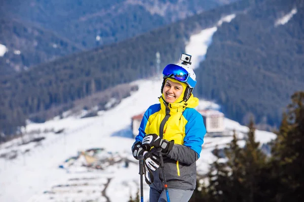 Tepedeki Kayak Ekipmanlı Kadın Yaşam Biçimi — Stok fotoğraf