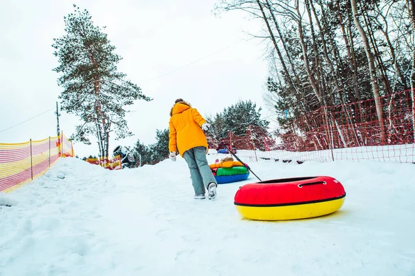 Pessoas Subindo Pela Colina Para Tubulação Neve Atividades Lazer Inverno — Fotografia de Stock