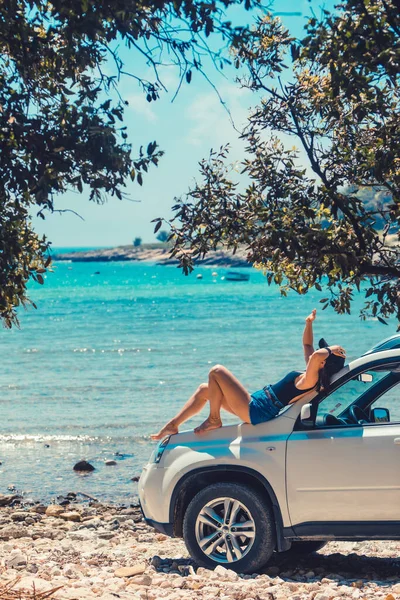 Frau Sitzt Auf Motorhaube Und Blickt Auf Den Strand Meer — Stockfoto